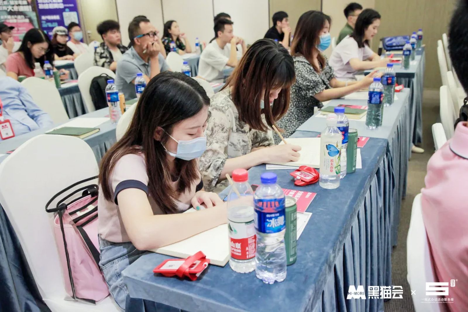 學(xué)員在認(rèn)真記筆記