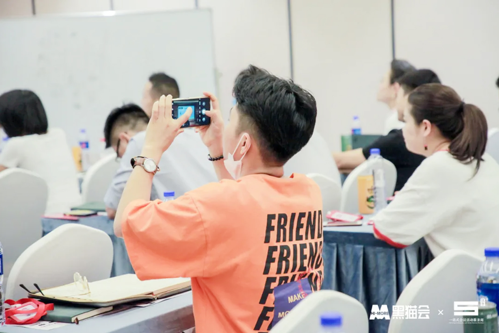 杭州學(xué)員在交流會課堂拍照