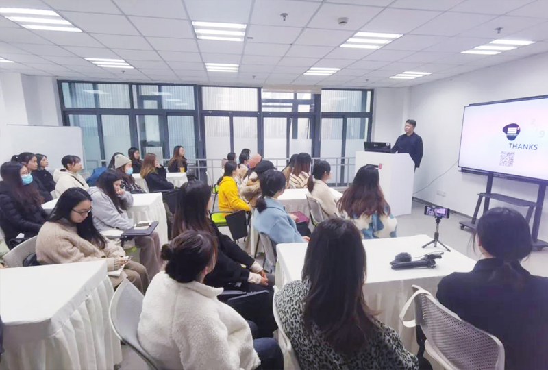 郭嶺楠院長向同學(xué)們介紹伍方歷程和文化