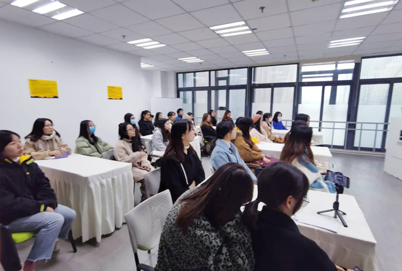 郭嶺楠院長與學(xué)生進(jìn)行交流