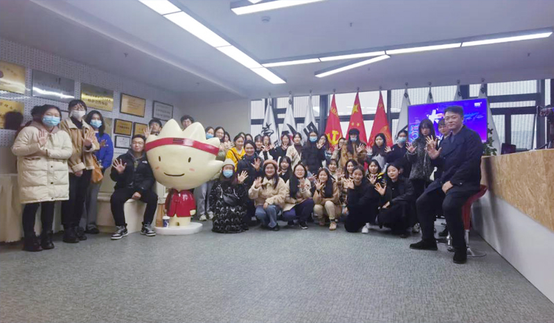 浙江農(nóng)林大學(xué)暨陽學(xué)院人文學(xué)院廣告系師生在伍方留影