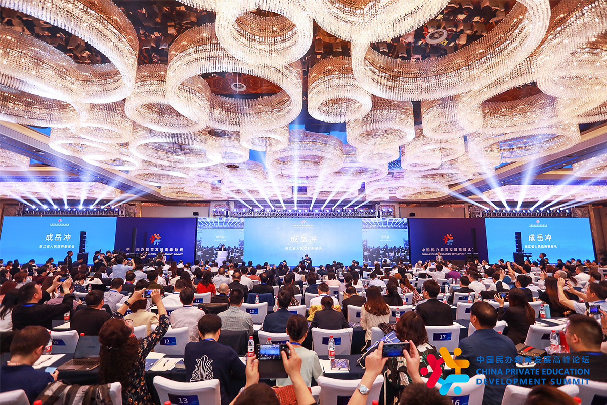 采用藍(lán)底白字的數(shù)字編號座位帖