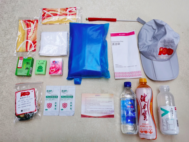 天安門廣場觀禮臺七一參會人員服務(wù)包內(nèi)裝物品