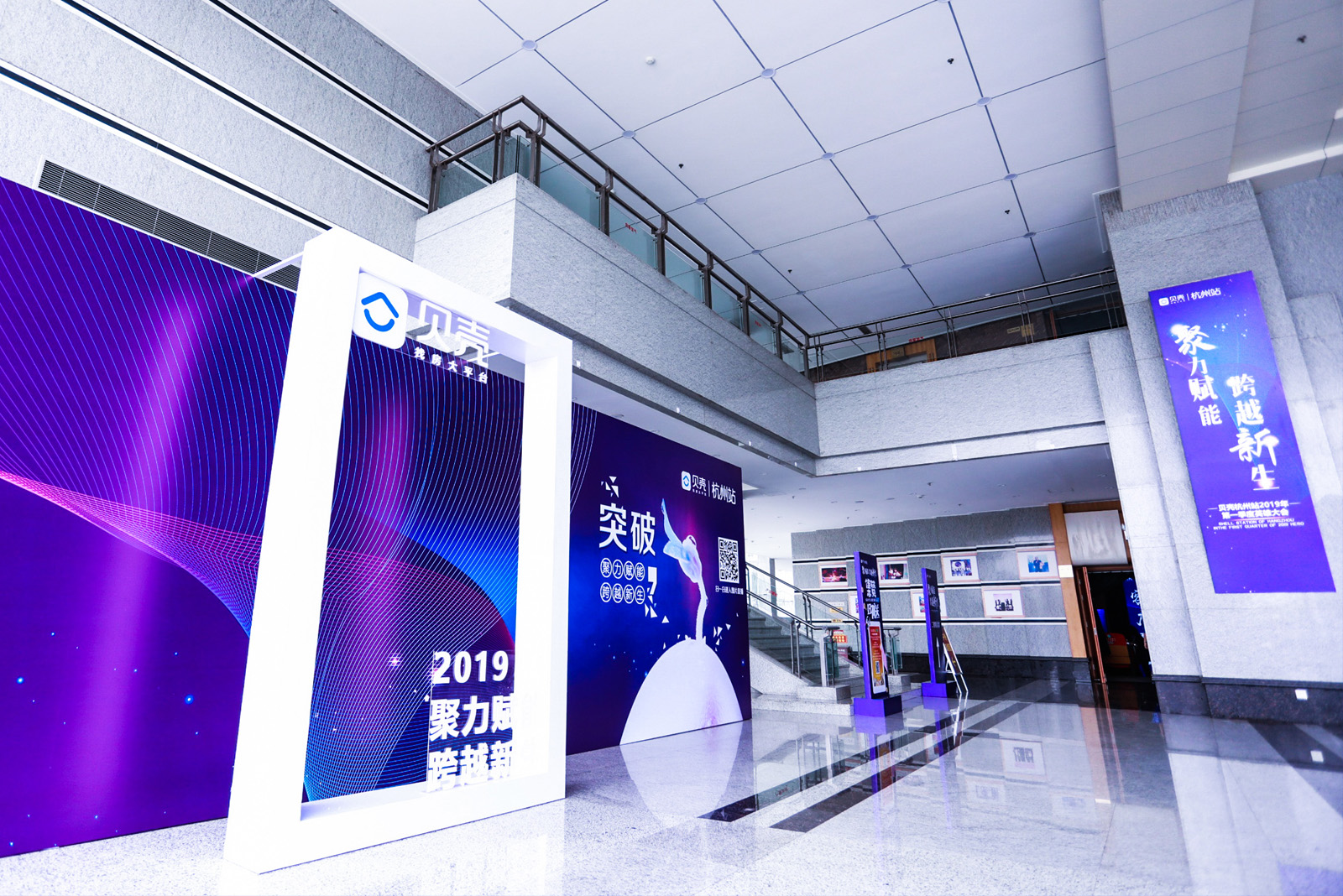 與活動(dòng)主辦方溝通活動(dòng)主視覺風(fēng)格內(nèi)容