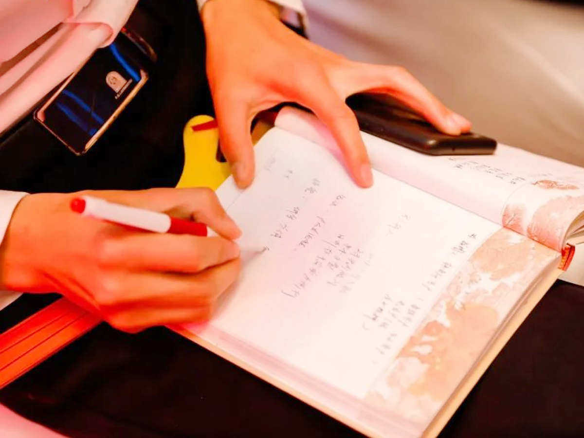 公司年中總結(jié)會(huì)參會(huì)人員特寫