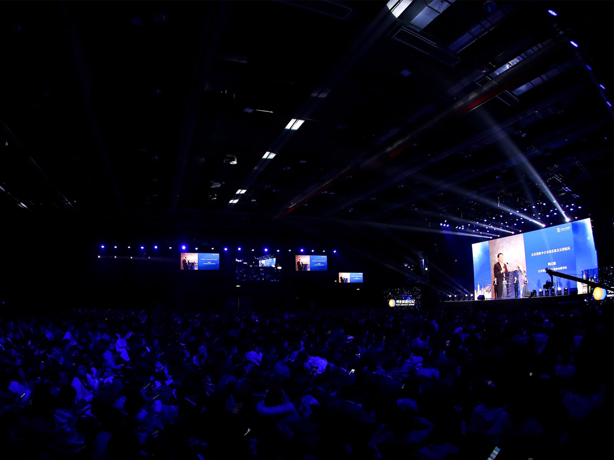 30周年慶典活動(dòng)領(lǐng)導(dǎo)致辭場(chǎng)景