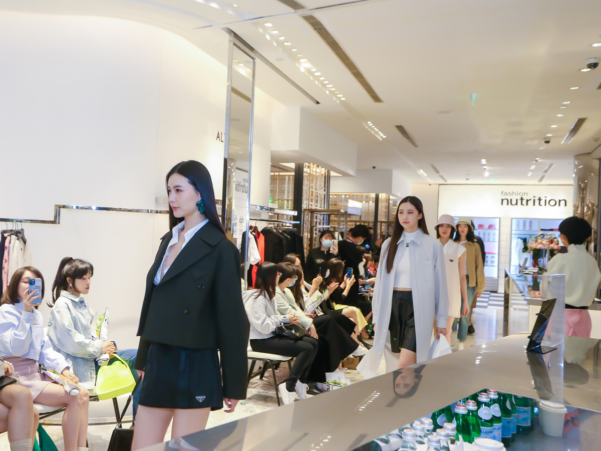 商場(chǎng)服裝品牌店店慶活動(dòng)