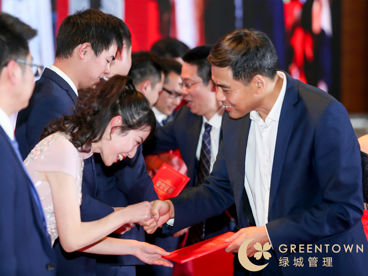 領(lǐng)導(dǎo)和員工握手互動