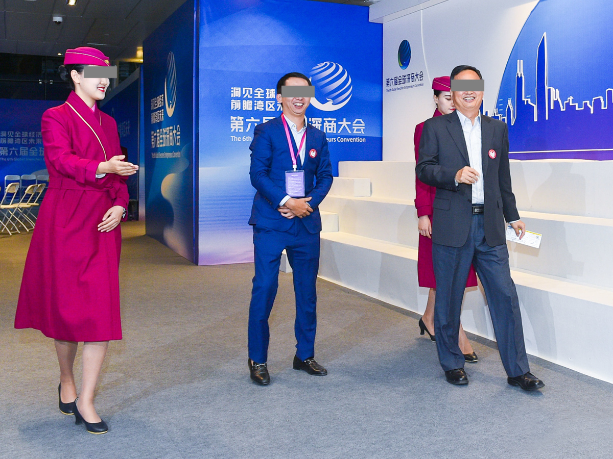 會議禮儀人員微笑著引導嘉賓入場