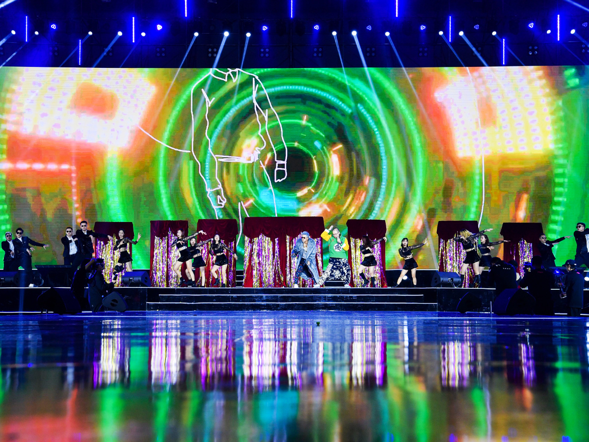 員工排演年會(huì)流行舞蹈節(jié)目