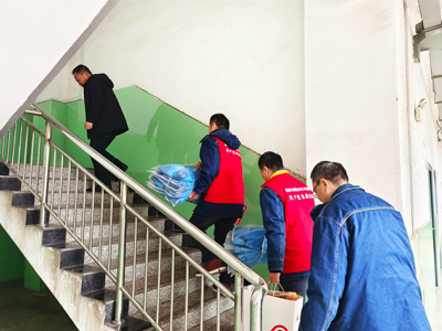 黨員干部為困難群眾送保暖衣物