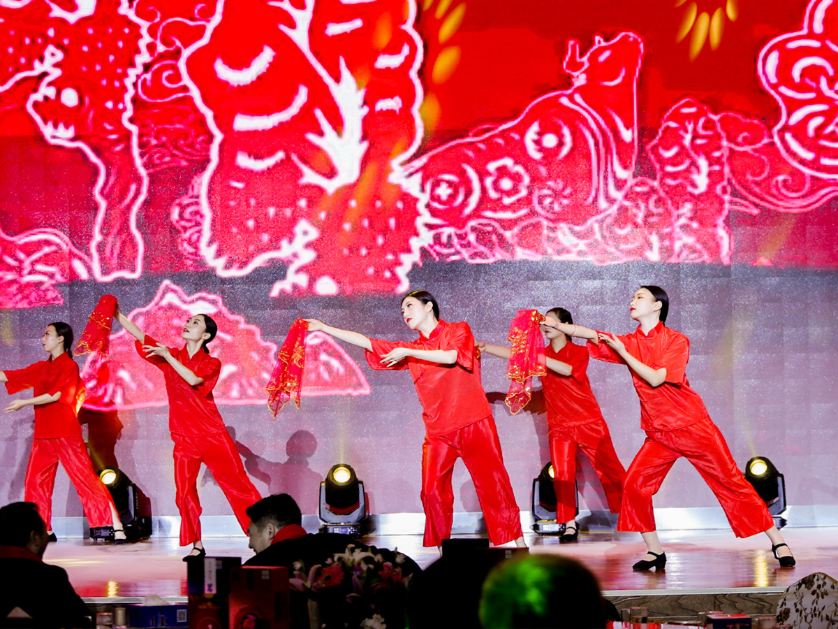 公司新年晚會舞蹈表演節(jié)目