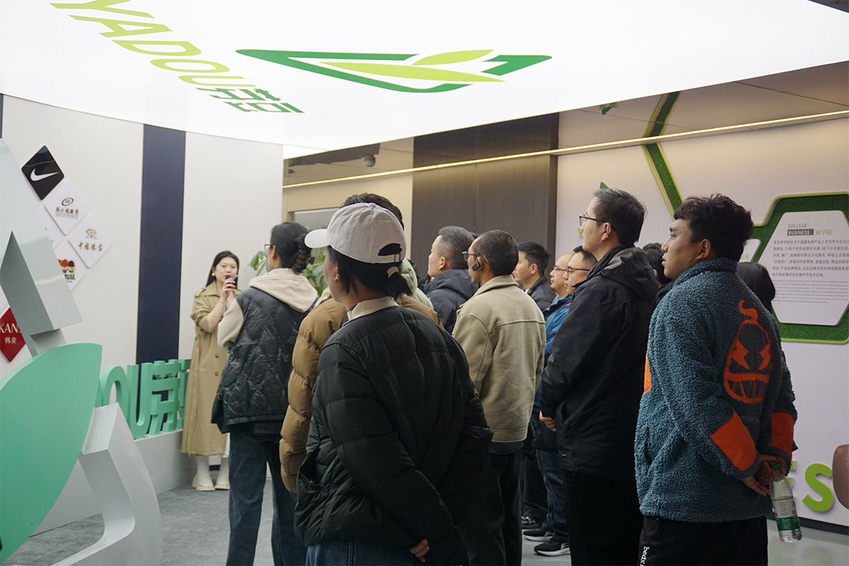 培訓(xùn)班一行在芽豆生態(tài)直播基地考察