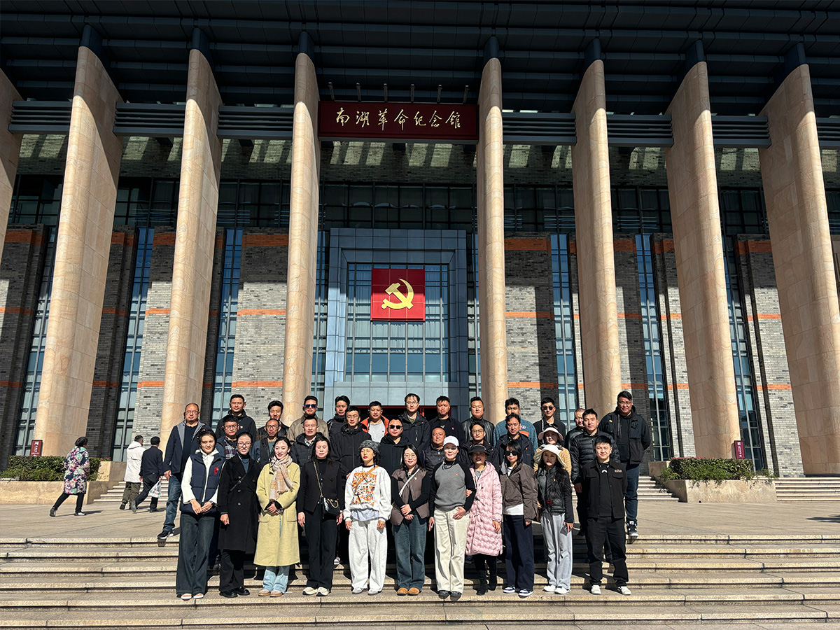 學(xué)員們在南湖革命紀(jì)念館留影